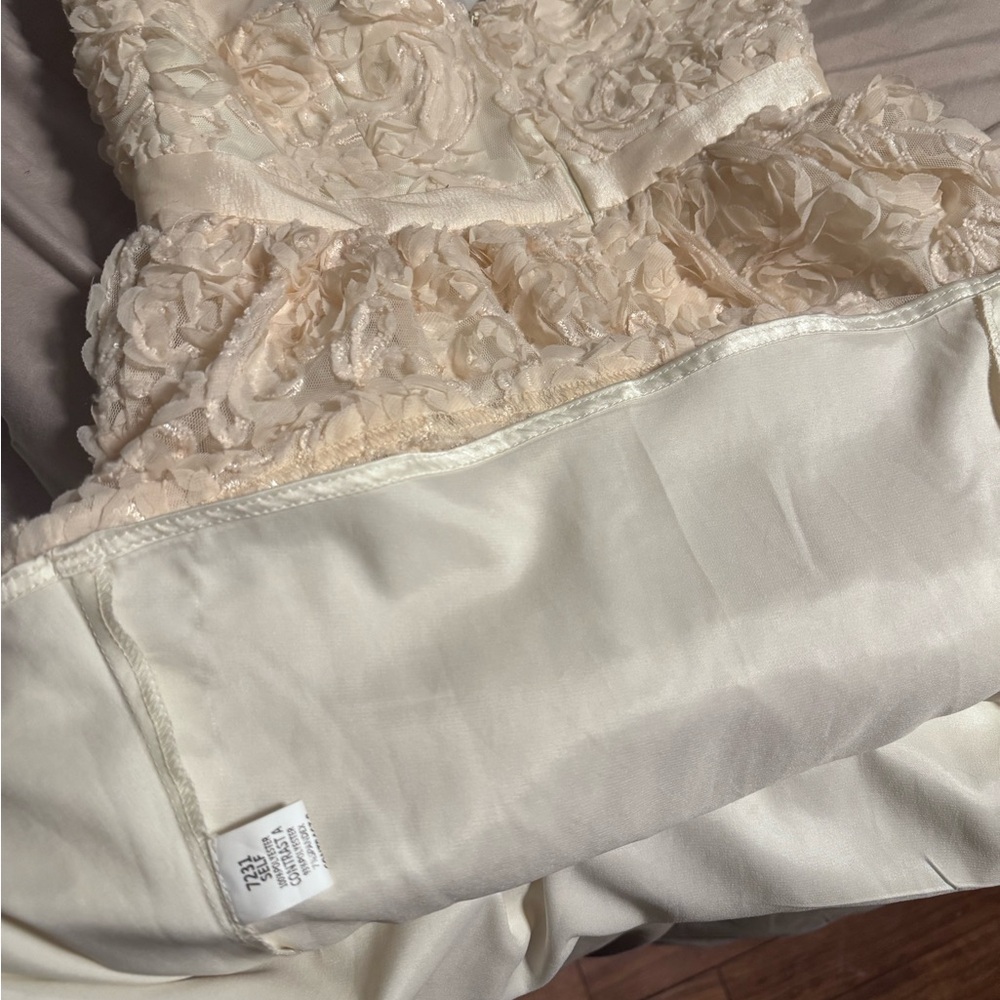 Minuet Elegant Cream Floral Dress - Picture 7 of 11